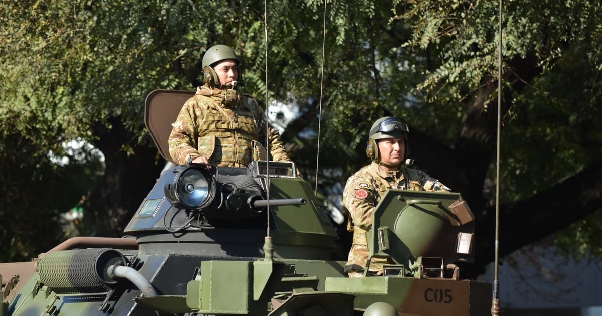 O Governo destacou o desfile militar e anunciou que o fará todos os anos: “Alguns têm medo de ver um tanque”